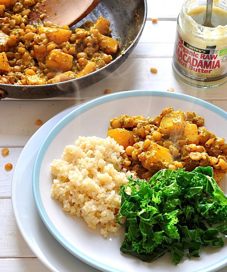 Mango, Macadamia and Yellow Split Pea Curry. This gorgeous vegan curry is fruity, creamy and comforting all at once. BONUS: its full of protein! Thanks, yellow split peas. | www.fuellingthefork.com
